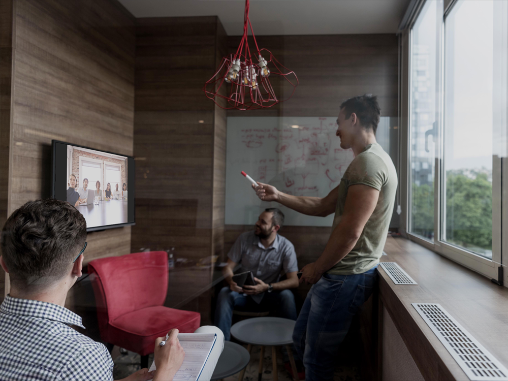 Including lesson material in the same frame as the educator is a strong attention management strategy, making virtual classroom environments more effective.